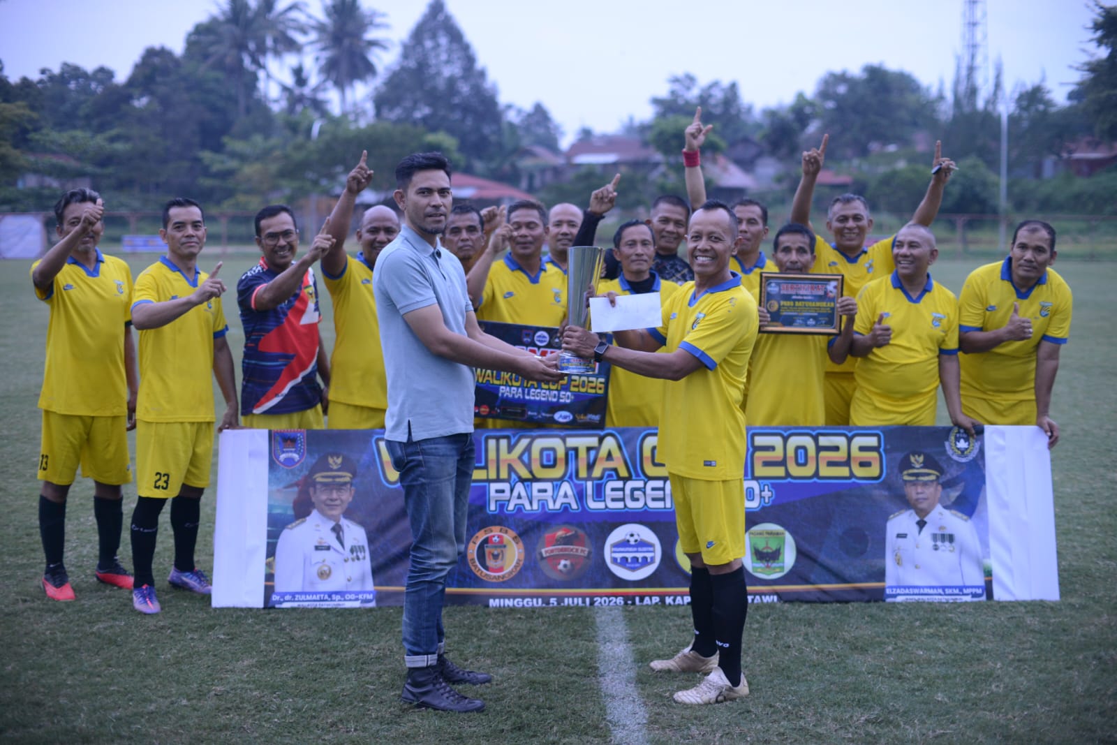Manager tim Chandra Antoni menerima Piala Wali Kota Payakumbuh dari Kabid Disparpora Kota Payakumbuh Afrizon Nasri. (chandra antoni)